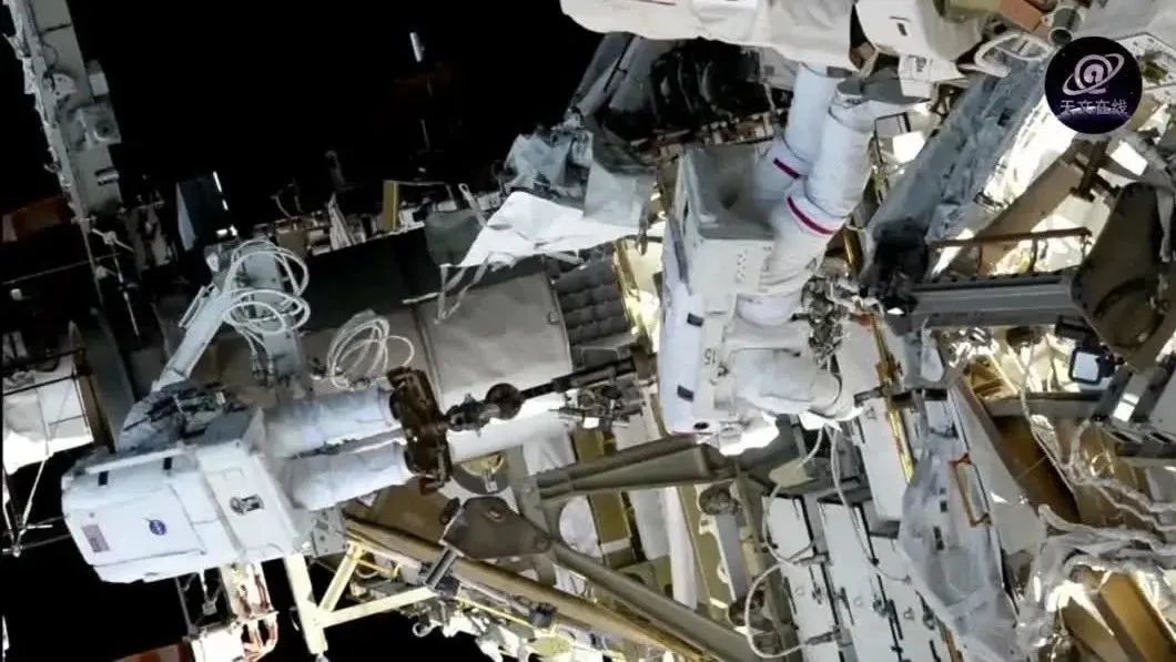 太空行走，安装平台的上部，这里是国际空间站