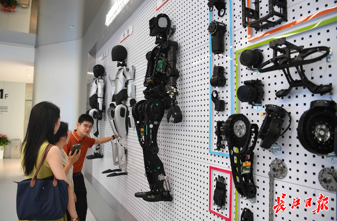 湖北人形机器人创新中心展示的人形机器人骨架、外壳、零部件。 记者高勇 摄