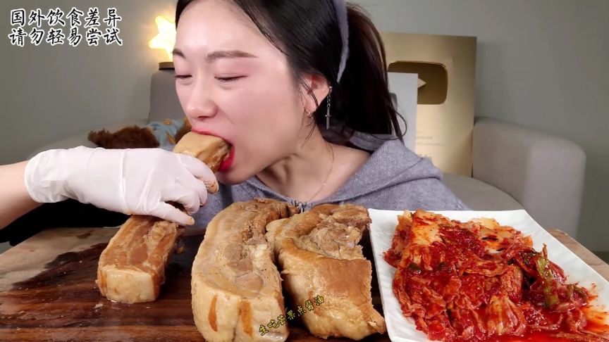 妈呀，韩国小姐姐吃了4公斤把子肉还有泡菜，看着就一肚油