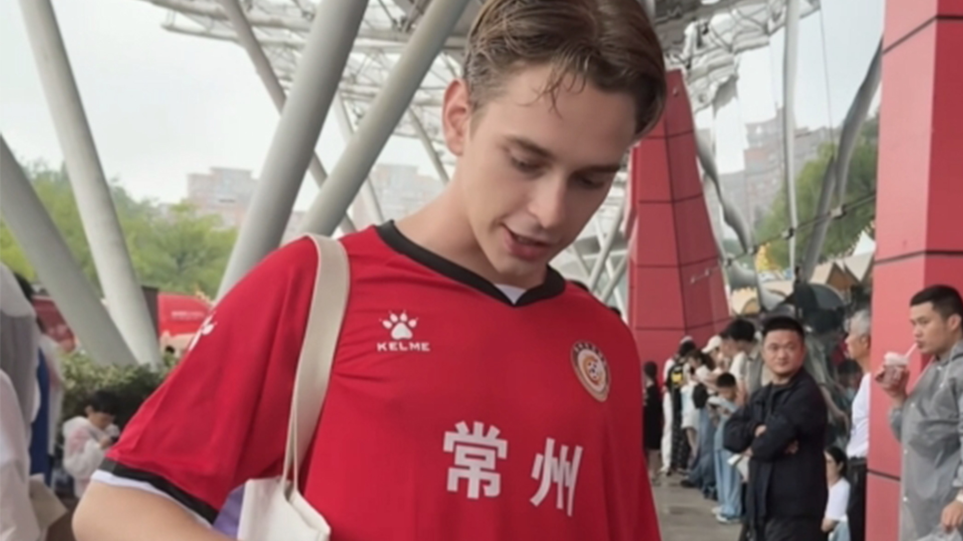 苏超赛场惊现老外应援，欧洲球迷“认亲”常州队，“支持常州！因为常州就是O州”