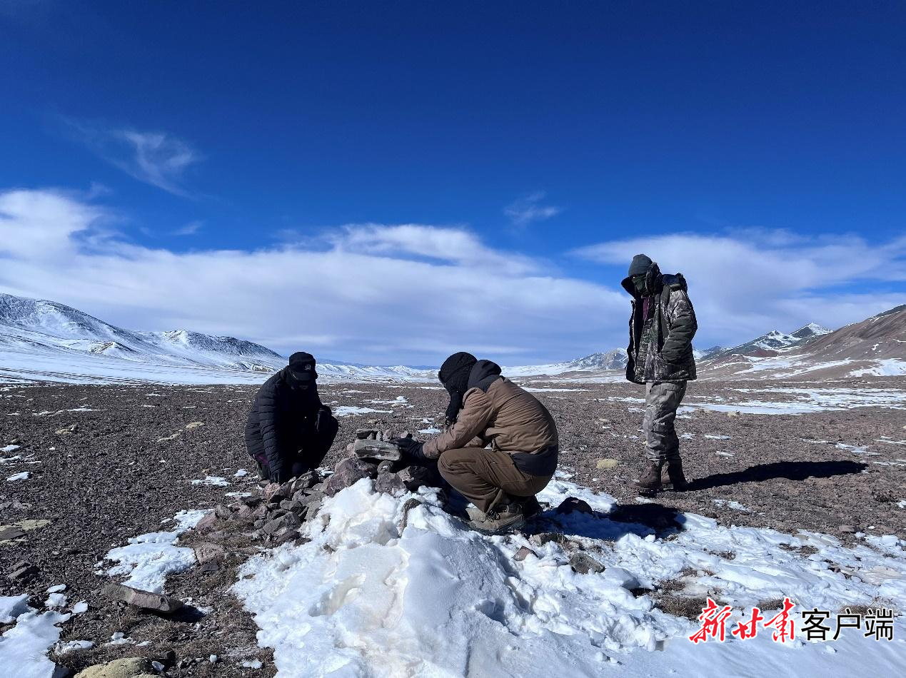 祁连山国家公园酒泉分局工作人员布设红外相机