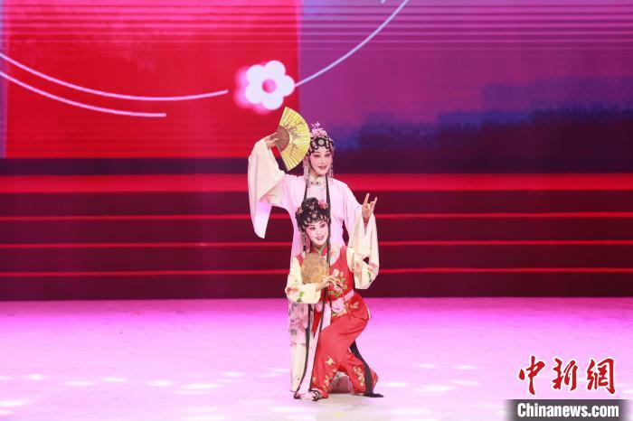 6月18日晚，江西南昌，第九屆江西藝術節開幕式暨“盛世梨園 錦繡贛鄱”首屆江西戲曲晚會在江西省贛劇院舉行，多位梨園名家同臺飆戲，正式拉開第九屆江西藝術節序幕。　劉思偉 攝