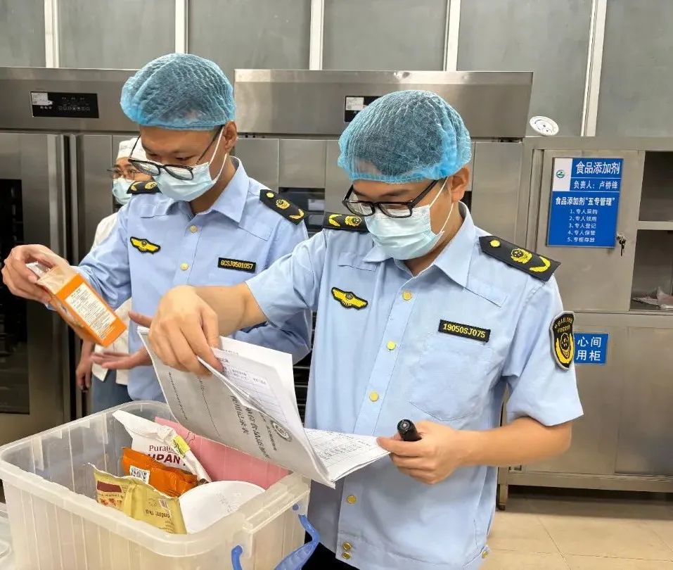 ▲南海区市场监管部门工作人员联合教育、卫健等部门开展中考考点全覆盖检查。