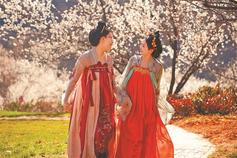 在新安县樱桃沟，游客身着汉服参观游玩。