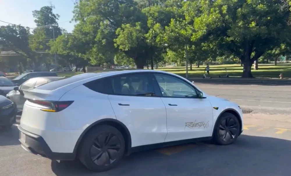 特斯拉Robotaxi上路,马斯克端上画了十年的饼