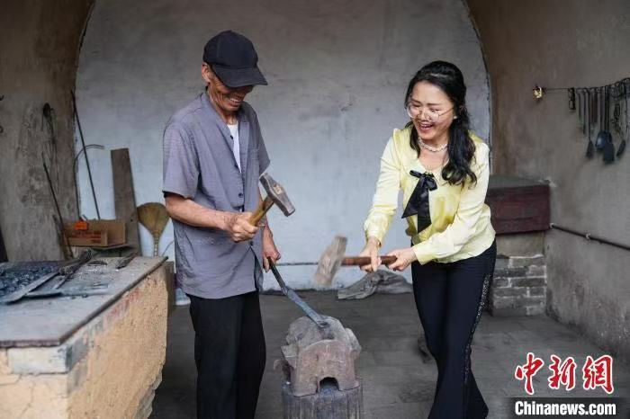 海外华文媒体代表体验古法制铁技艺。　　武俊杰 摄