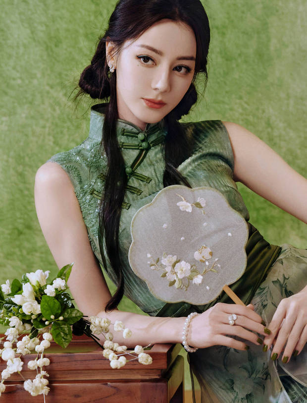 搜狐娱乐讯 22日,迪丽热巴参加活动的造型美照释出,她身着翠绿旗袍裙极具国风雅韵,宛若茉莉花仙,芳香四溢。