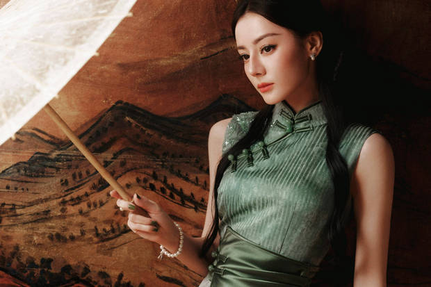 迪丽热巴侧颜精致,美貌迷人。