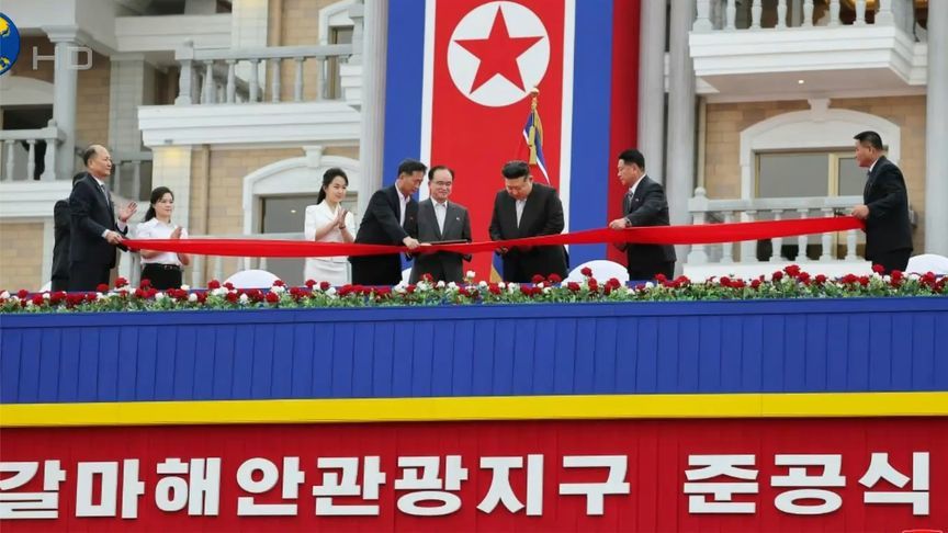 金正恩出席元山葛麻旅游区竣工典礼，携女儿剪彩，现场鼓掌欢呼