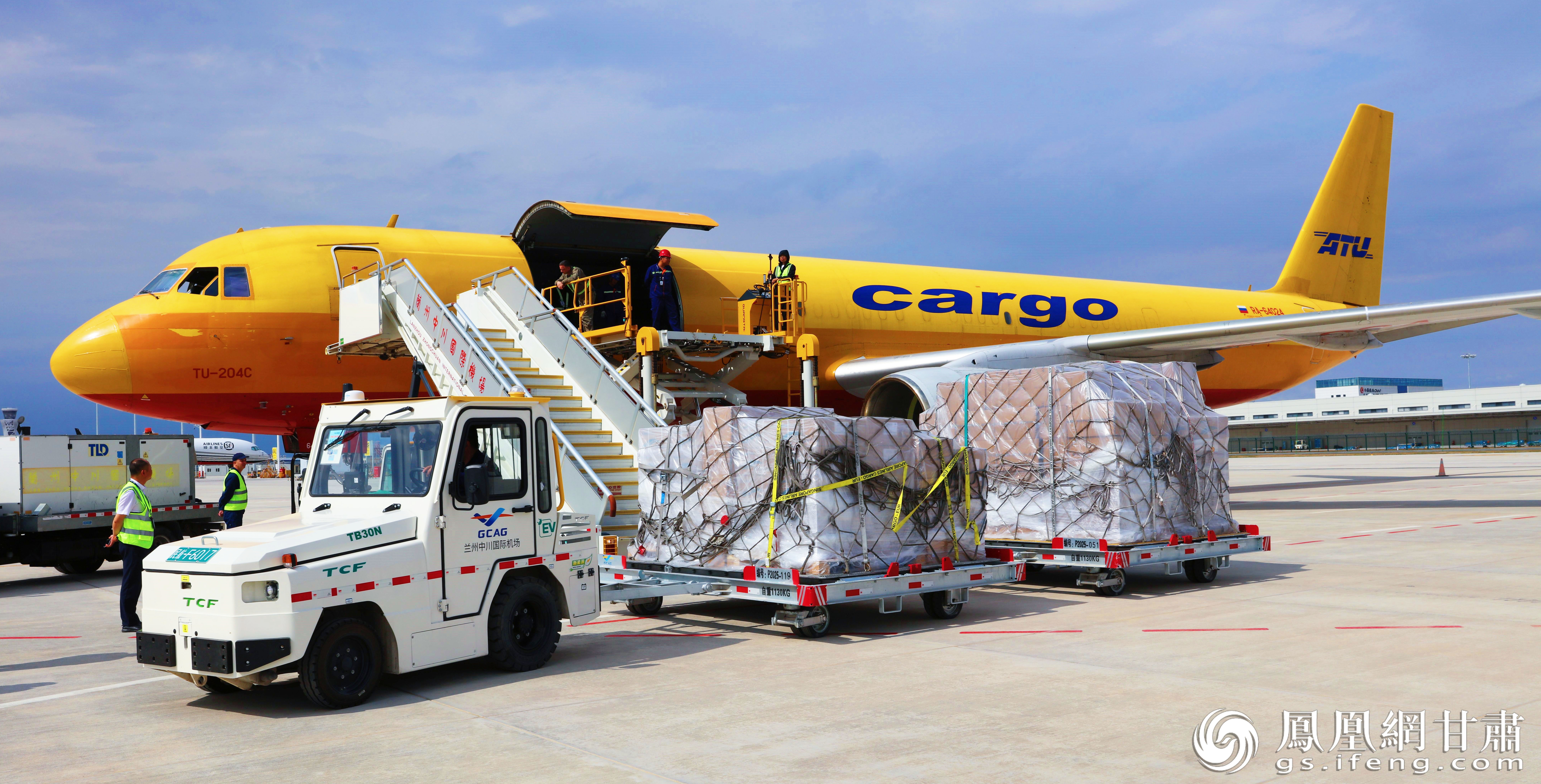 TU-204型货运飞机在兰州中川国际机场装载货物　岳千惠　摄