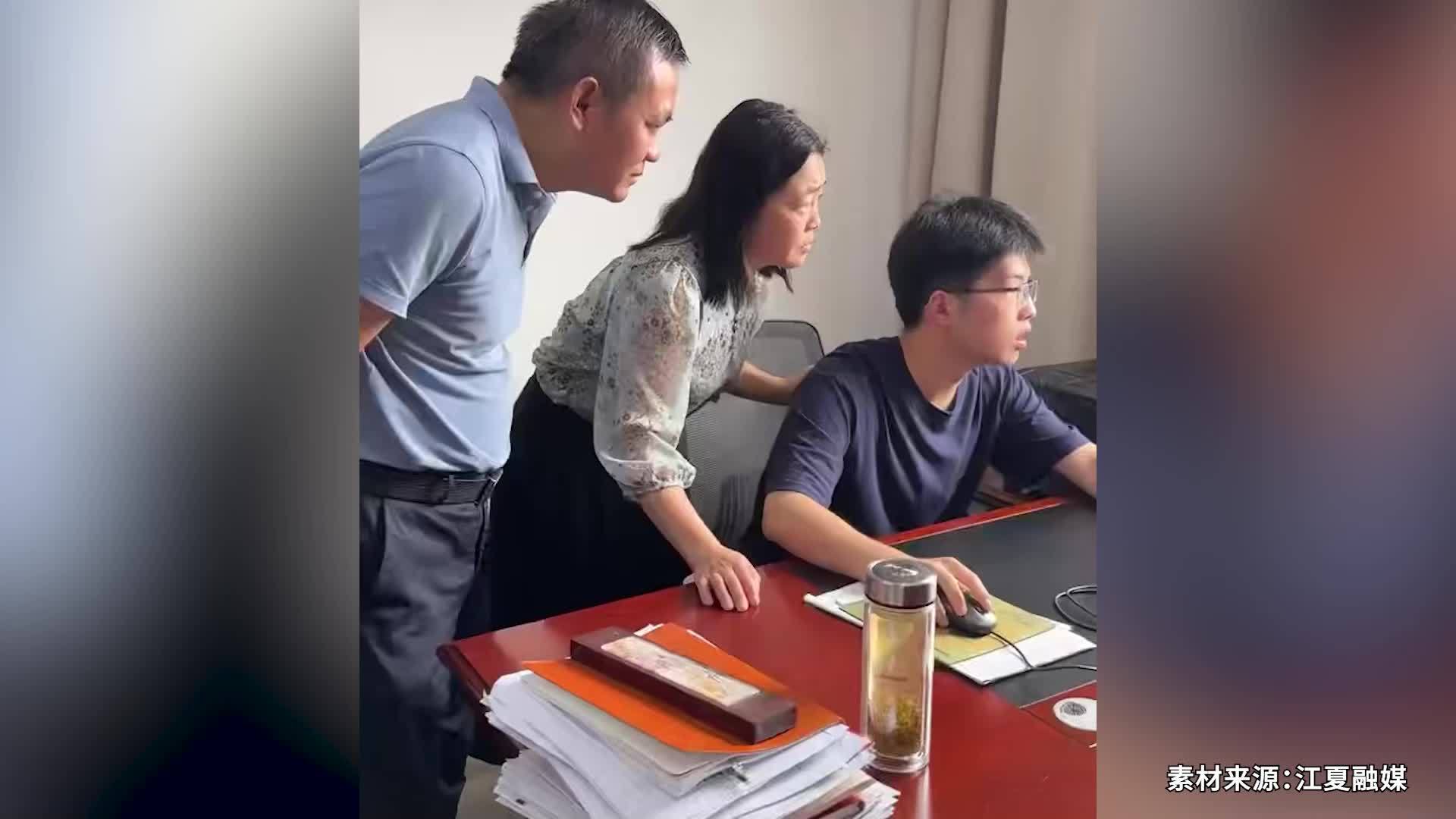 高分保护考生的母亲是其物理老师：并没有“多做一套题”，他学和玩结合比较融洽