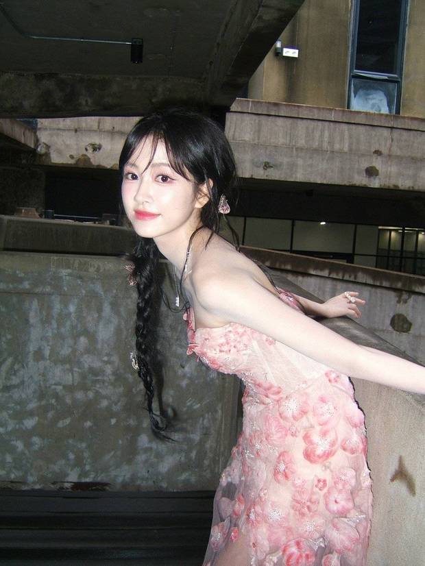 搜狐娱乐讯 6月24日,杨肸子在个人社交账号晒出了一组日随拍。