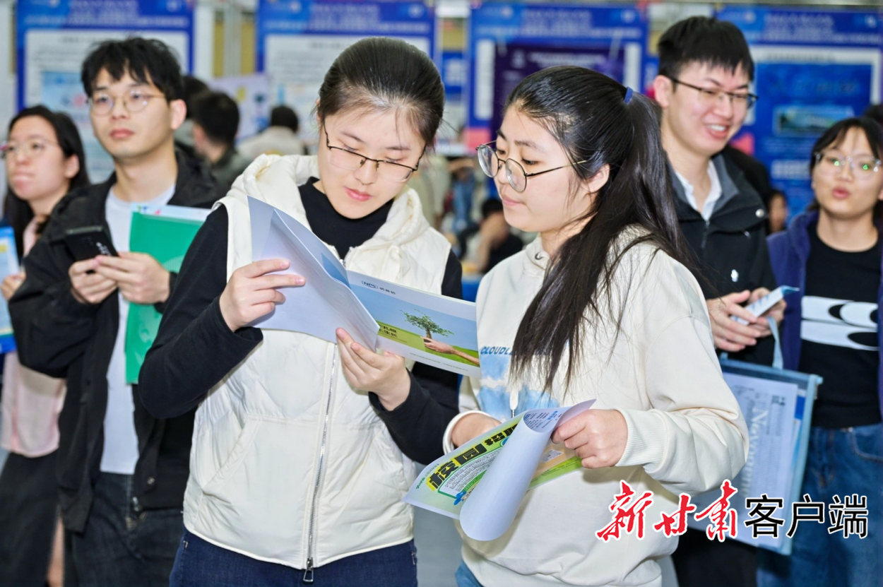 毕业生通过双选会了解岗位需求