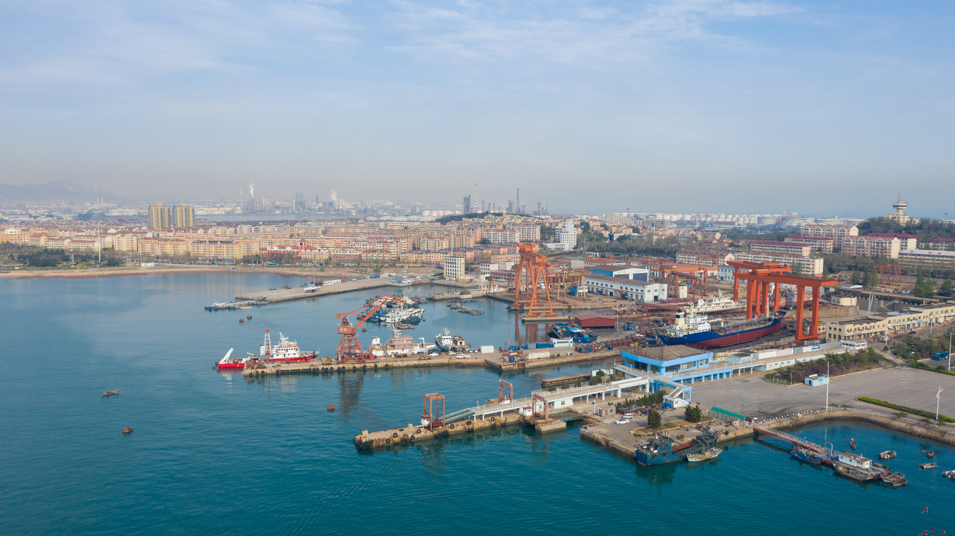 青岛港董家口港区港投万邦矿石码头工程通过交工验收