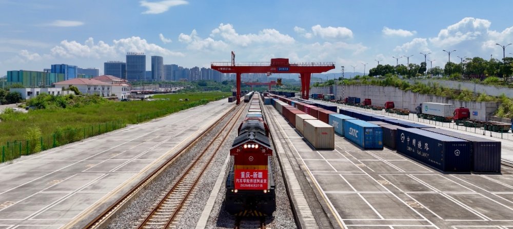 ▲6月27日，一列满载汽车零配件的集装箱“点到点”班列从重庆鱼嘴启程，将直抵新疆三坪。 通讯员 芶菱悦 摄