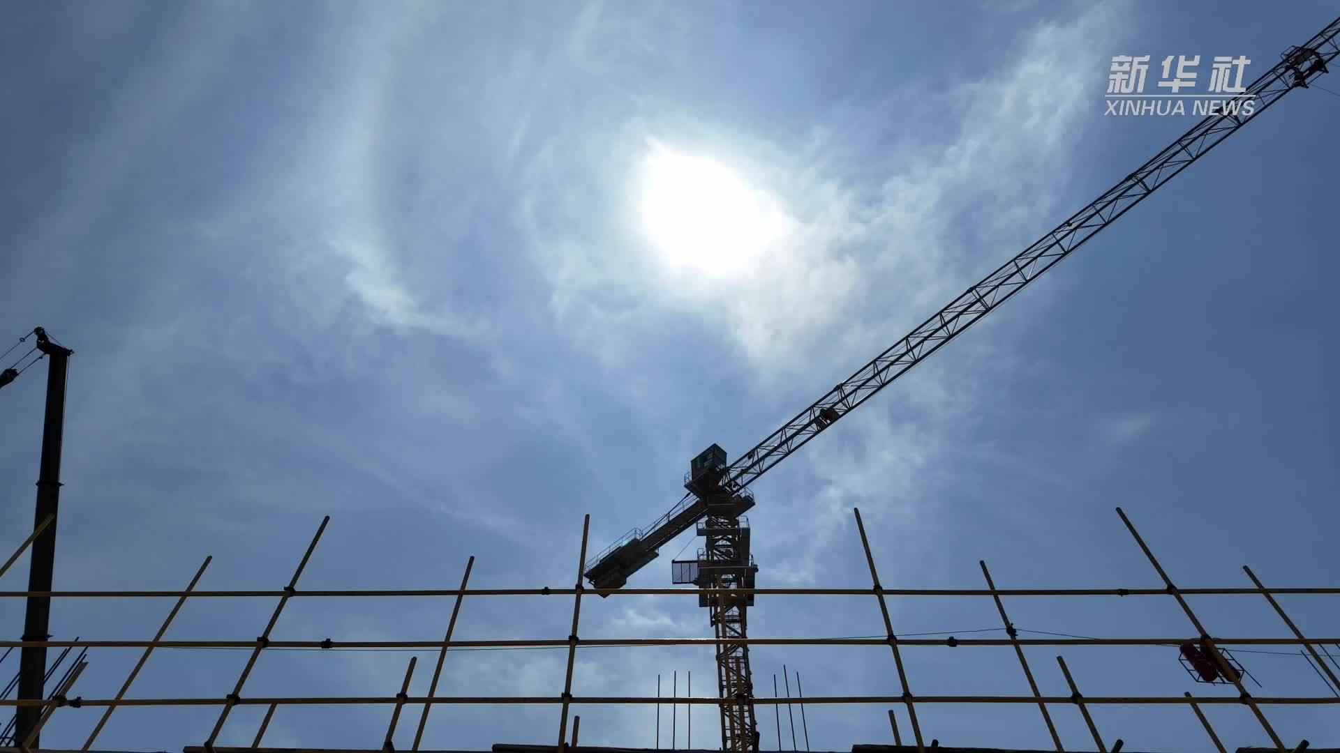 吉林：劳动者坚守一线 战高温保民生