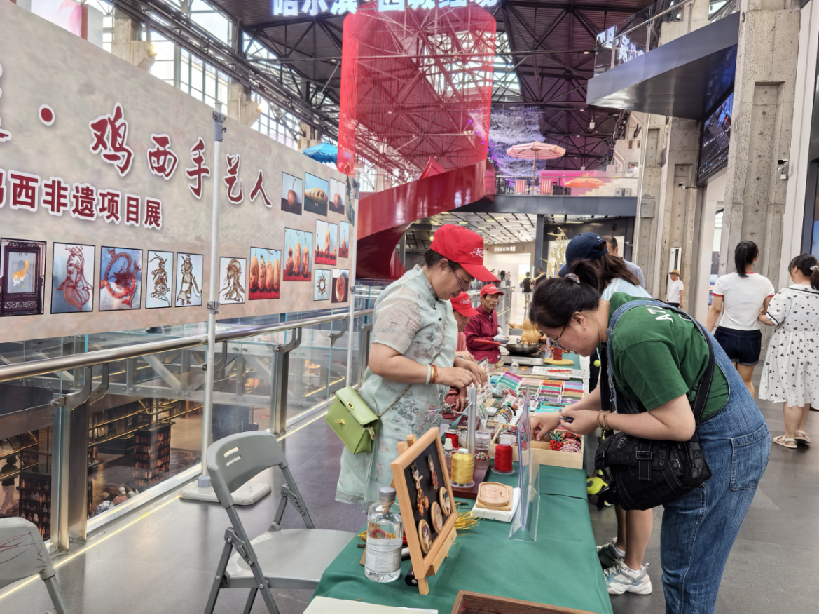 鸡西冷面辣菜暨名优产品哈尔滨推介会在西城红场举行 百余种特色好物亮相冰城
