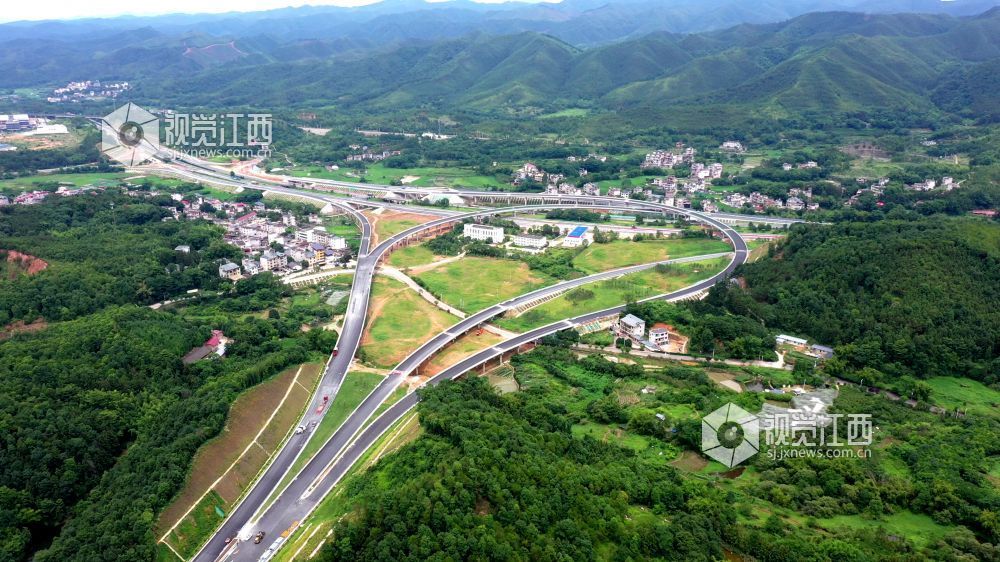 2025年6月23日，江西交投集团投资建设的遂川至大余高速公路各项建设进入收尾冲刺。