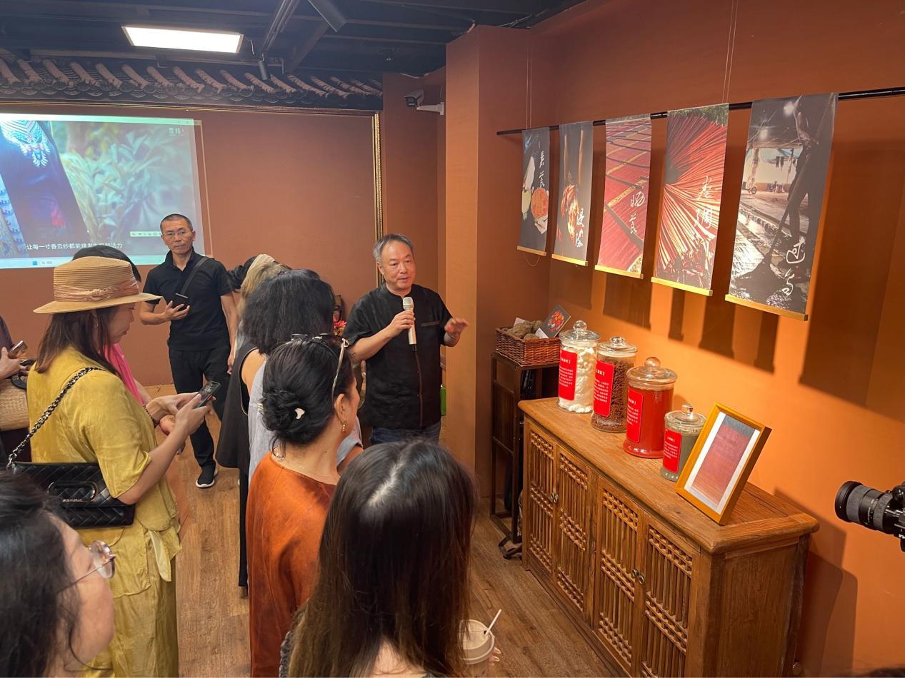 香云纱非遗传承人周晓刚讲解香云纱染整工艺