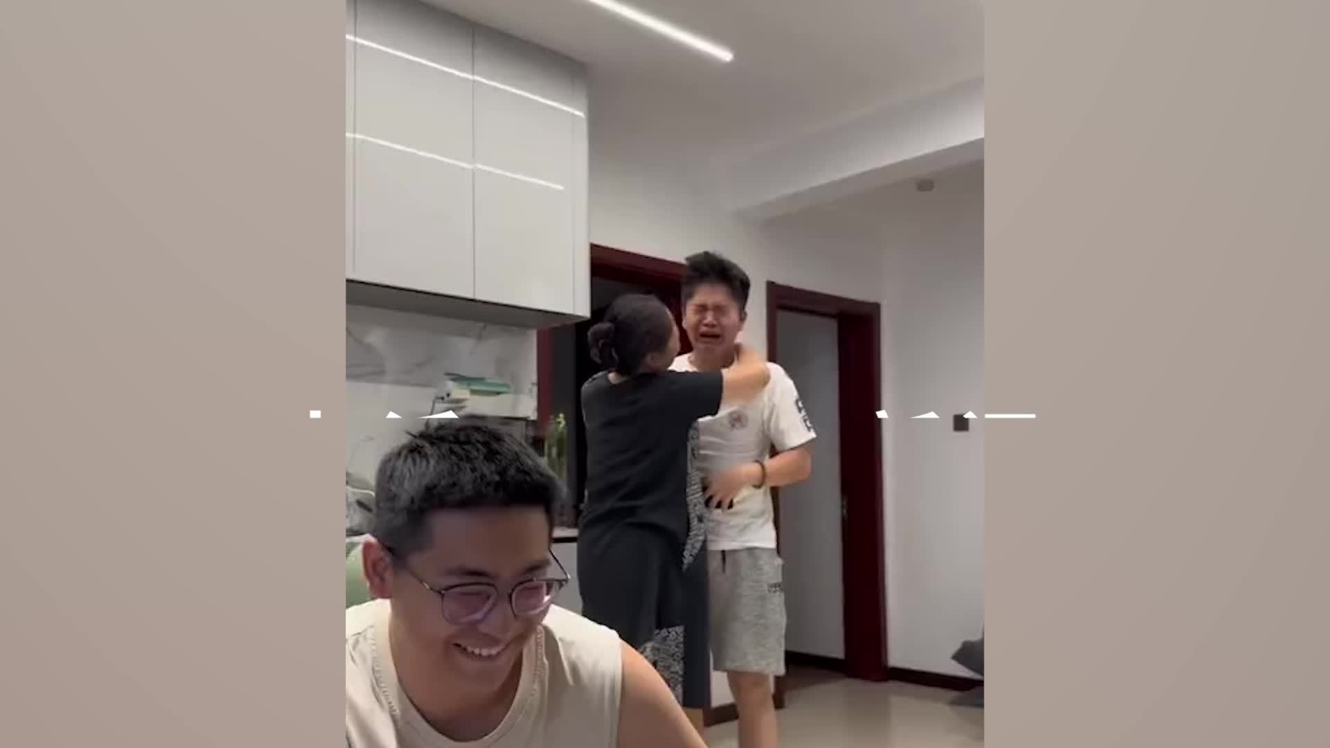 男生复读三年高考查分喜极而泣，姐姐：他为考心仪学校顶着压力复读，比去年高了70分左右