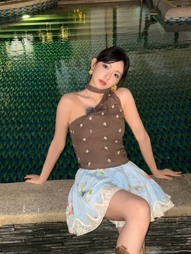 搜狐娱乐讯 6月22日,一组程潇的他拍美照曝光。