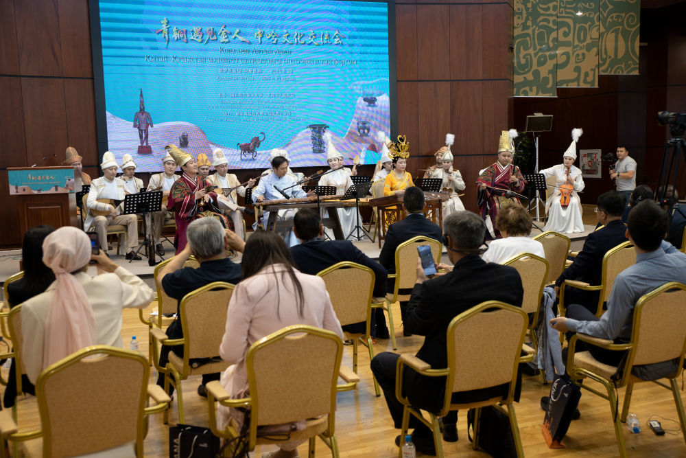 6月23日，“青铜遇见金人”中哈文化交流活动在哈萨克斯坦首都阿斯塔纳举办。新华社发