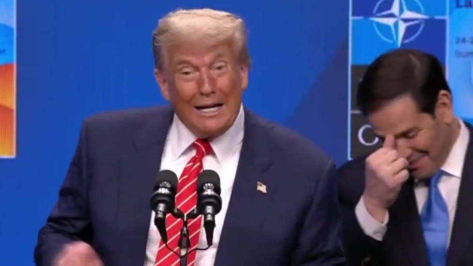 特朗普回应被北约秘书长叫爸爸，身后的鲁比奥笑疯了