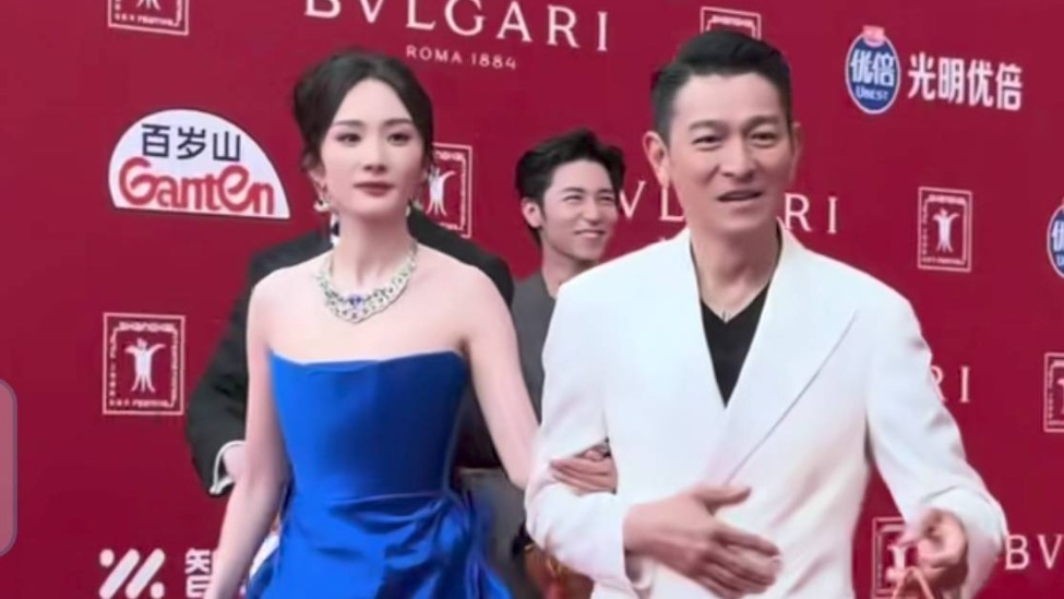 63岁刘德华挽手杨幂走红毯！西装笔挺状态惊艳，看着像40多岁封面图