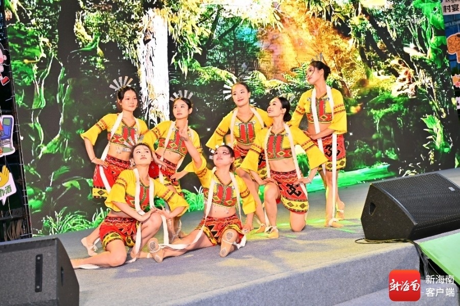 活动现场民俗歌舞表演