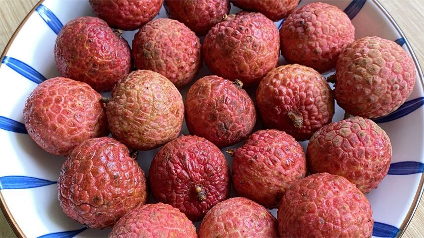 今天才知道，原来剥荔枝还有这个小技巧，不脏手不流汁，方法真棒