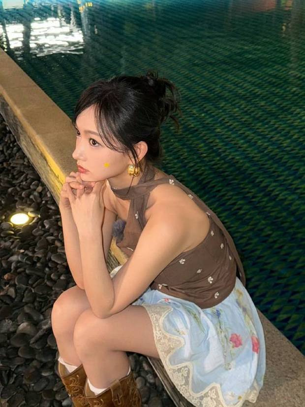 程潇侧颜精致。