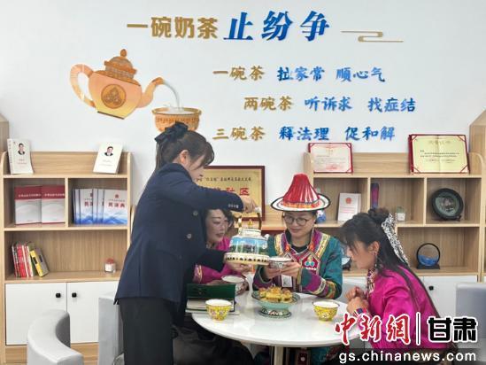 图为张掖市肃南县红湾寺镇红湾社区“阿勒齐”调解室　杨艳敏　摄