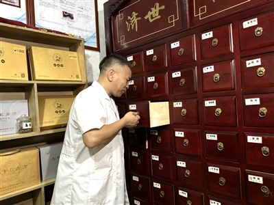 制作技艺传承140余年 带你了解“土将军”膏药炮制技艺