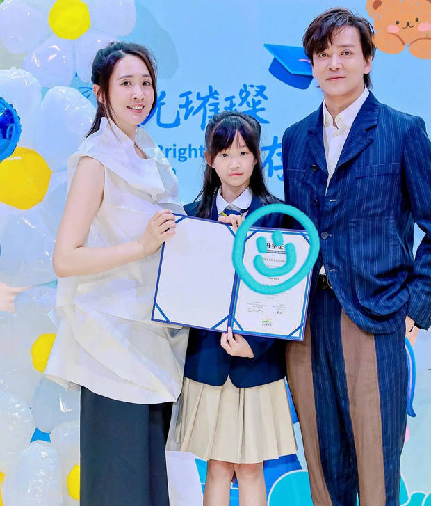 搜狐娱乐讯 近日,陈晓东参加女儿小学毕业典礼,49岁的东哥状态依旧很好。