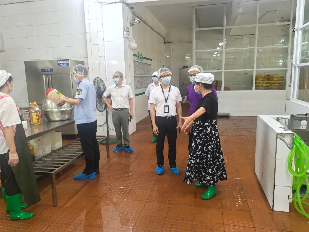 ▲高明区市场监管部门工作人员到高明区一中附中食堂操作间开展中考前食品安全检查。