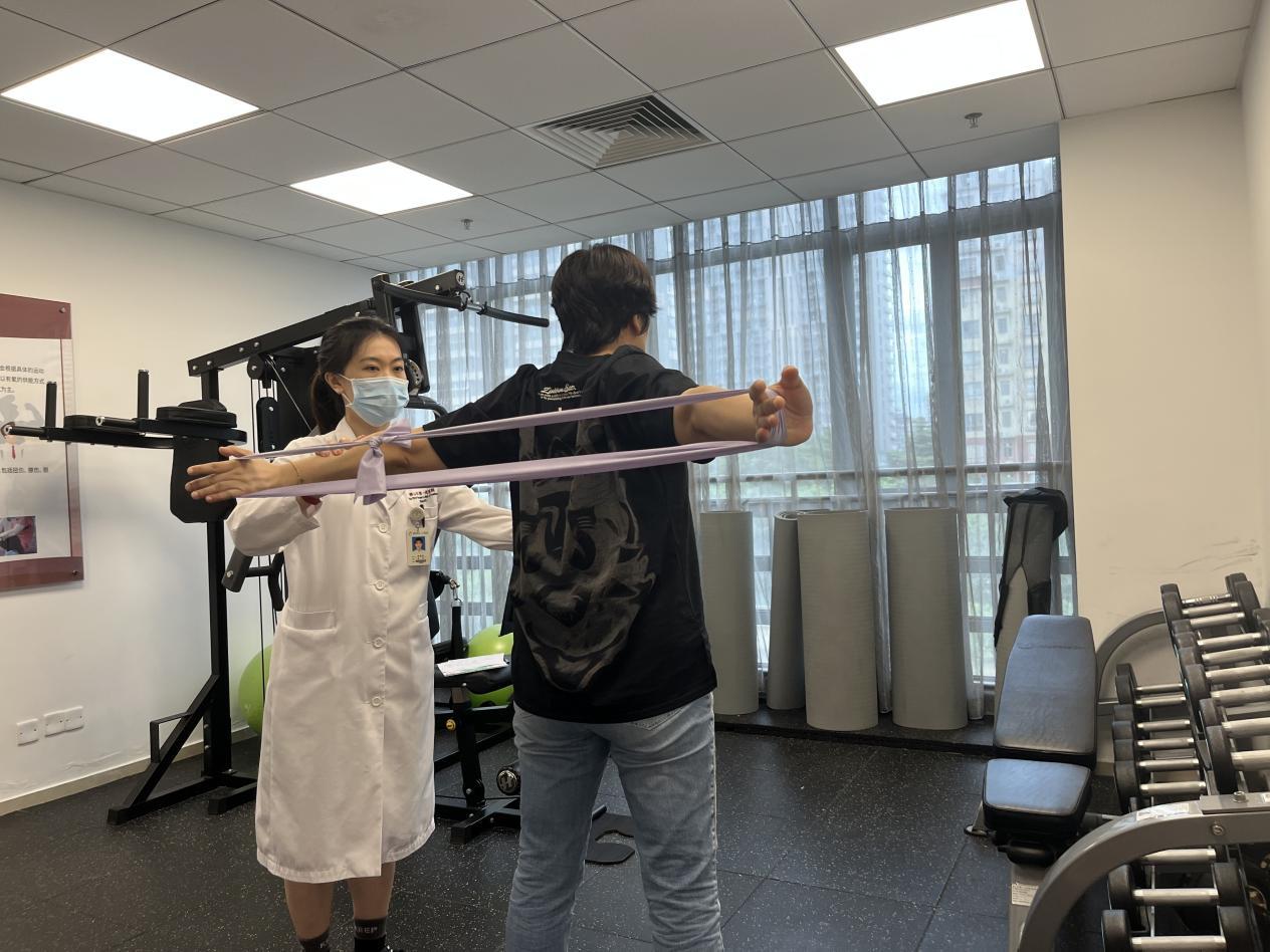 图为：运动师在指导“客户”健身方式。