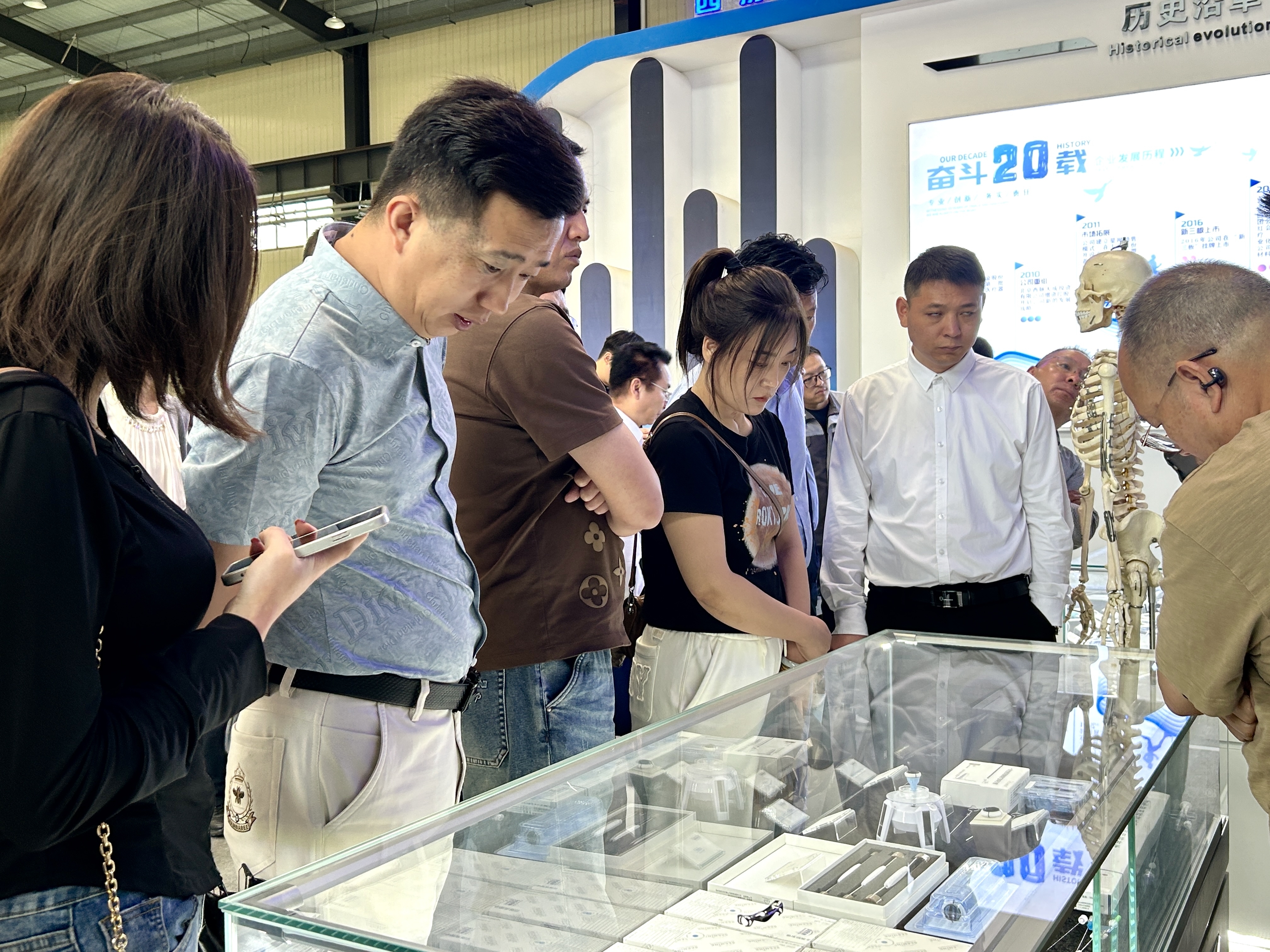 企业家们实地参观考察兰州高新区产业发展