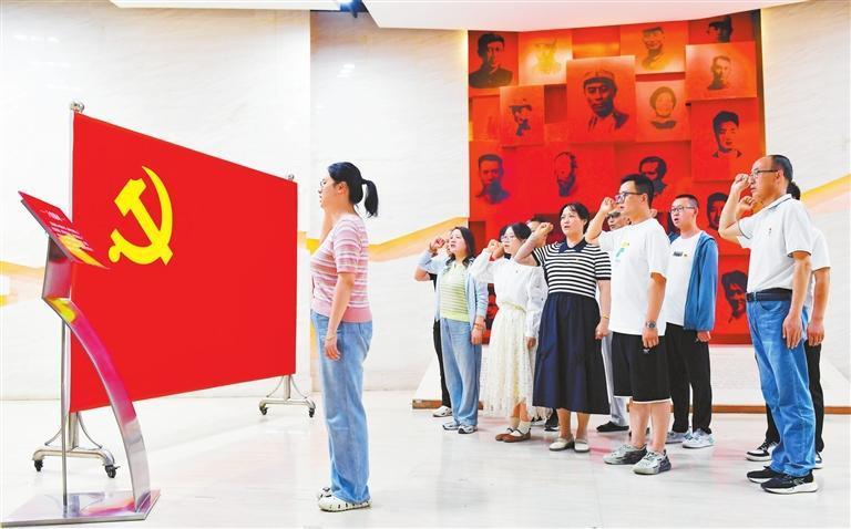 在八路军兰州办事处纪念馆，党员重温入党誓词。新甘肃·甘肃日报记者　马伊星