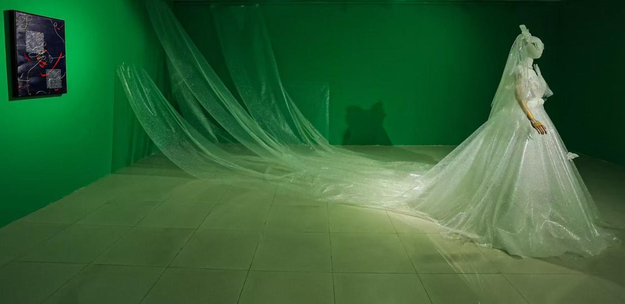 90后艺术家白薇的架上绘画与装置艺术作品《抑郁症》