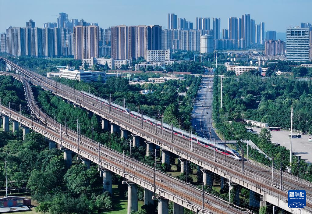 6月30日，一列动车组列车经过武汉天兴洲大桥延长线（无人机照片）。