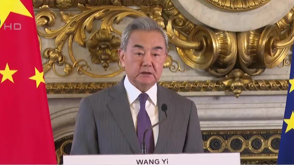 王毅答凤凰记者问：伊核问题应通过各方协商解决