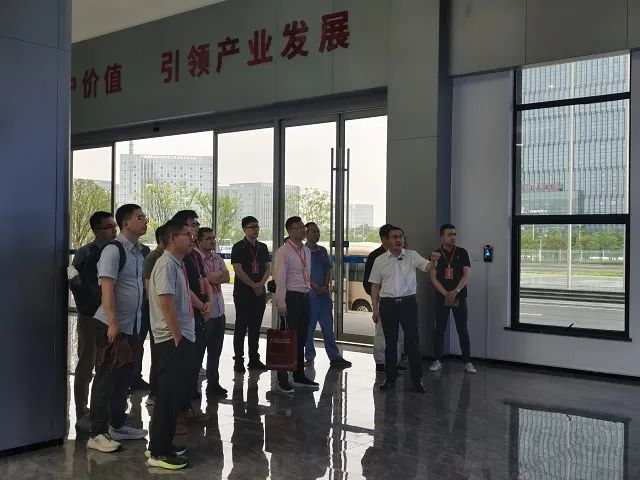 眾多博士走進江西華創(chuàng)參觀交流。（南昌經(jīng)開區(qū)組織與人力資源部供圖）