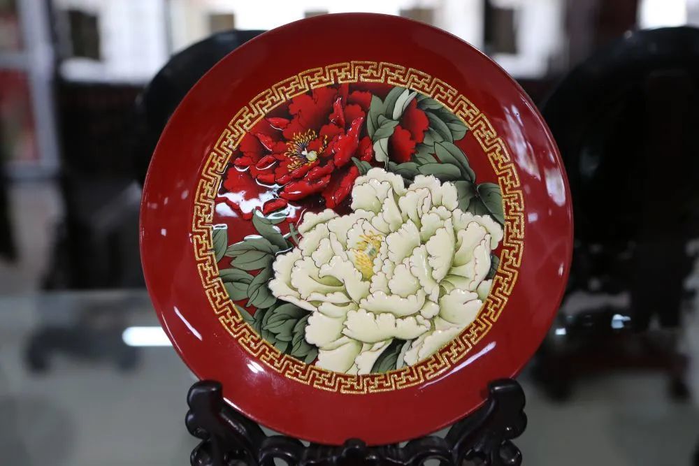 在甘肃省天水市一家雕漆工艺品生产企业内拍摄的漆器　新华社记者　耿馨宁　摄
