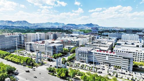 近日拍摄的鹿泉区光谷科技园。这里集聚了众多电子信息企业。 鹿泉区委宣传部供图
