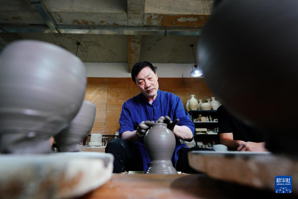 6月28日，在河北省临城县邢窑文化博览园，张志忠进行邢白瓷拉坯作业。