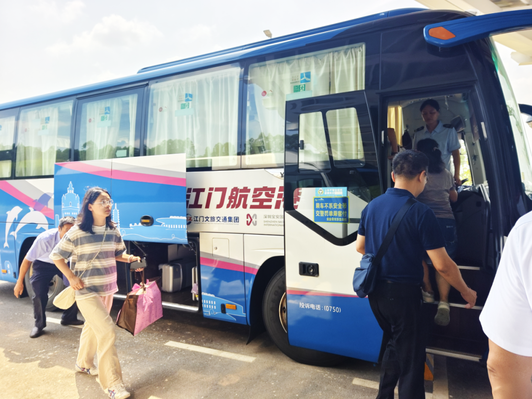市民登上前往深圳机场的快线大巴 郭永乐 摄