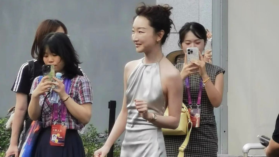 周冬雨活动造型翻车！穿十厘米高跟鞋，身材好差，看起来像初中生封面图