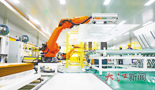 定南工业园里智能机器人正挥舞着机械臂忙碌作业。