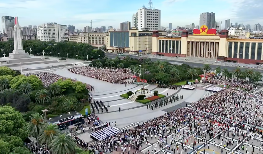 南昌八一廣場(chǎng)“七一”升旗儀式舉行 游客們徹夜等待只為見(jiàn)證升旗那一刻