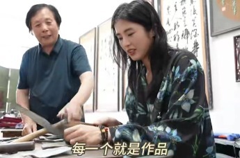 前中国女足门将赵丽娜空降合肥，打卡体验非遗“吴山铁字”
